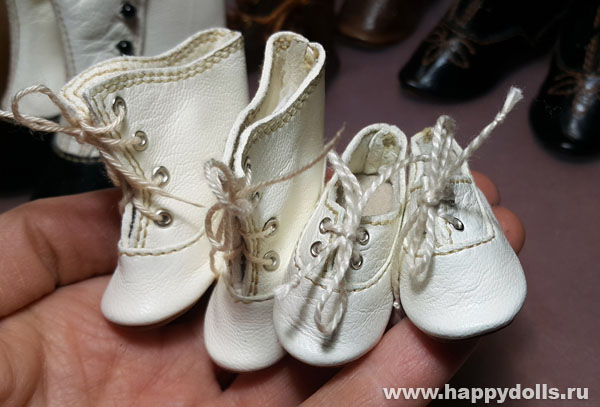 Белые сапожки и ботиночки