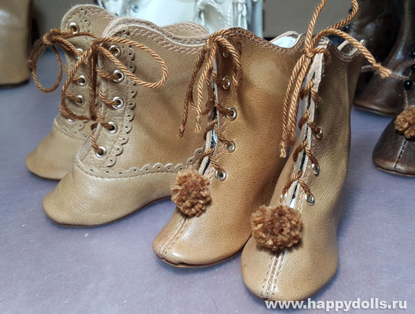 Светло-коричневые сапожки на шнуровке и с помпоном